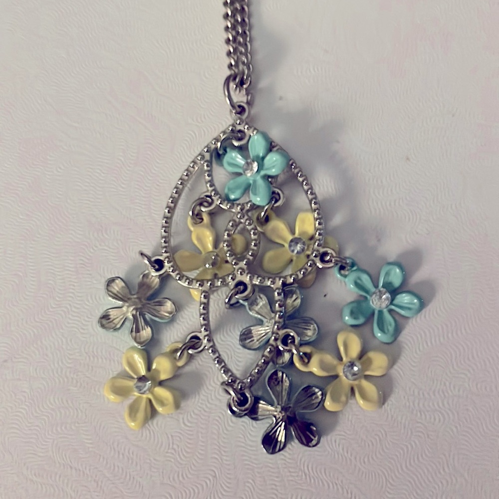 Vintage Silvertone flower necklace